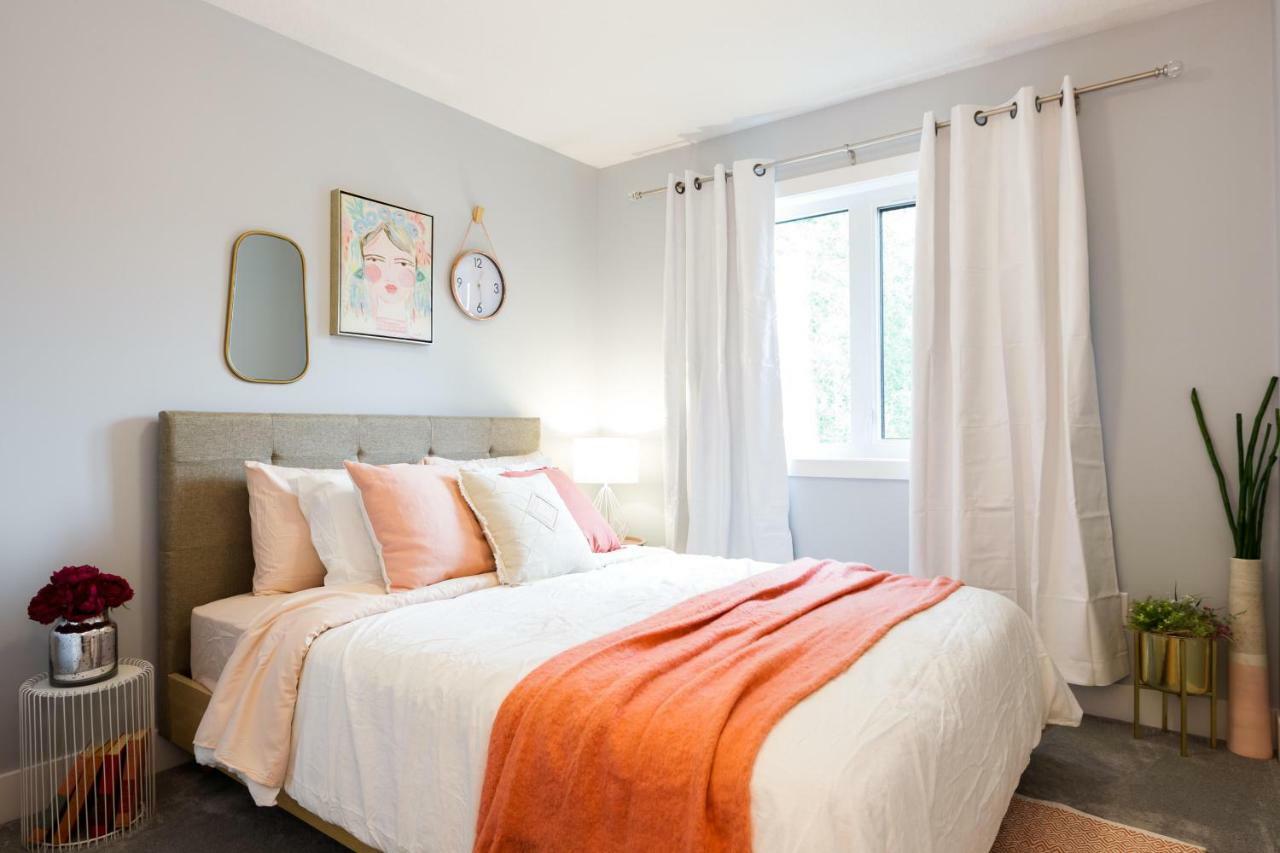Contemporary Farmhouse Haven: Extended Stay with Modern Comforts Edmonton Exterior photo